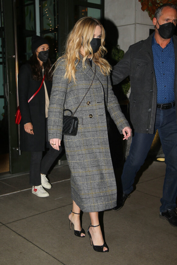 Reese Witherspoon quitte son hôtel à New York, le 16 décembre 2021.
