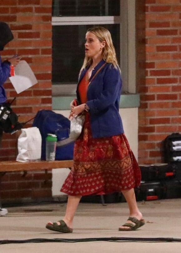 Exclusif - Reese Witherspoon tourne une scène du film "Your Place or Mine" à Burbank le 24 novembre 2021.