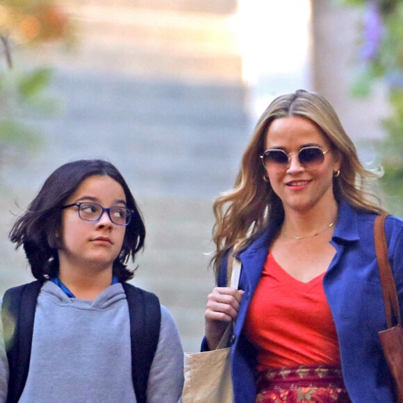 Reese Witherspoon et Wesley Kimmel tournent une scène de la série Netflix "Your Place Or Mine" à Echo Park le 13 octobre 2021.