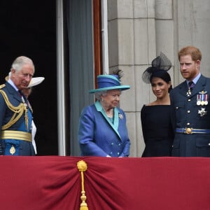 Le prince Charles, la reine Elisabeth II d'Angleterre, Meghan Markle, le prince Harry, le prince William, Kate Middleton - La famille royale d'Angleterre lors de la parade aérienne de la RAF pour le centième anniversaire au palais de Buckingham à Londres.
