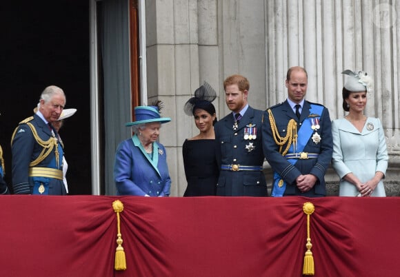 Le prince Charles, la reine Elisabeth II d'Angleterre, Meghan Markle, le prince Harry, le prince William, Kate Middleton - La famille royale d'Angleterre lors de la parade aérienne de la RAF pour le centième anniversaire au palais de Buckingham à Londres.