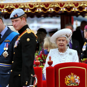 La reine Elizabeth, le prince Philip, le prince Charles, le prince William, Kate Middleton et le prince Harry lors du jubilé de diamant de la reine à Londres, en 2012. 