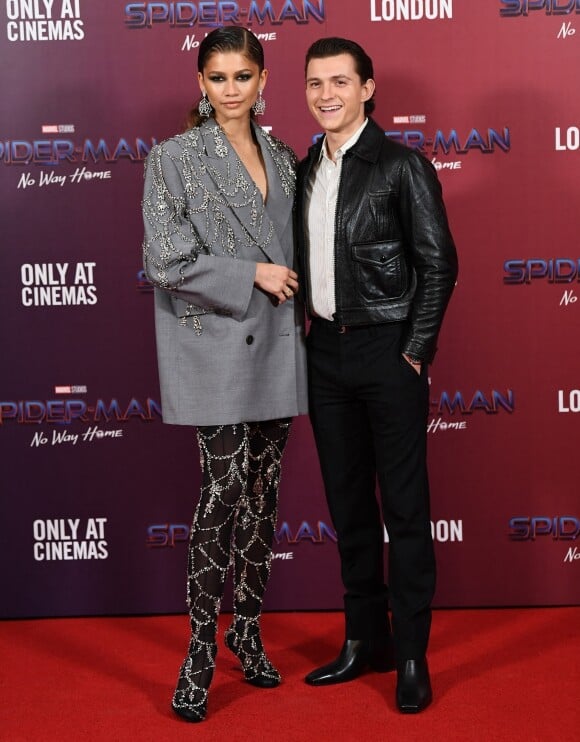 Tom Holland et sa compagne Zendaya à la première du film "Spider-Man: No Way Home" à Londres, le 5 décembre 2021.