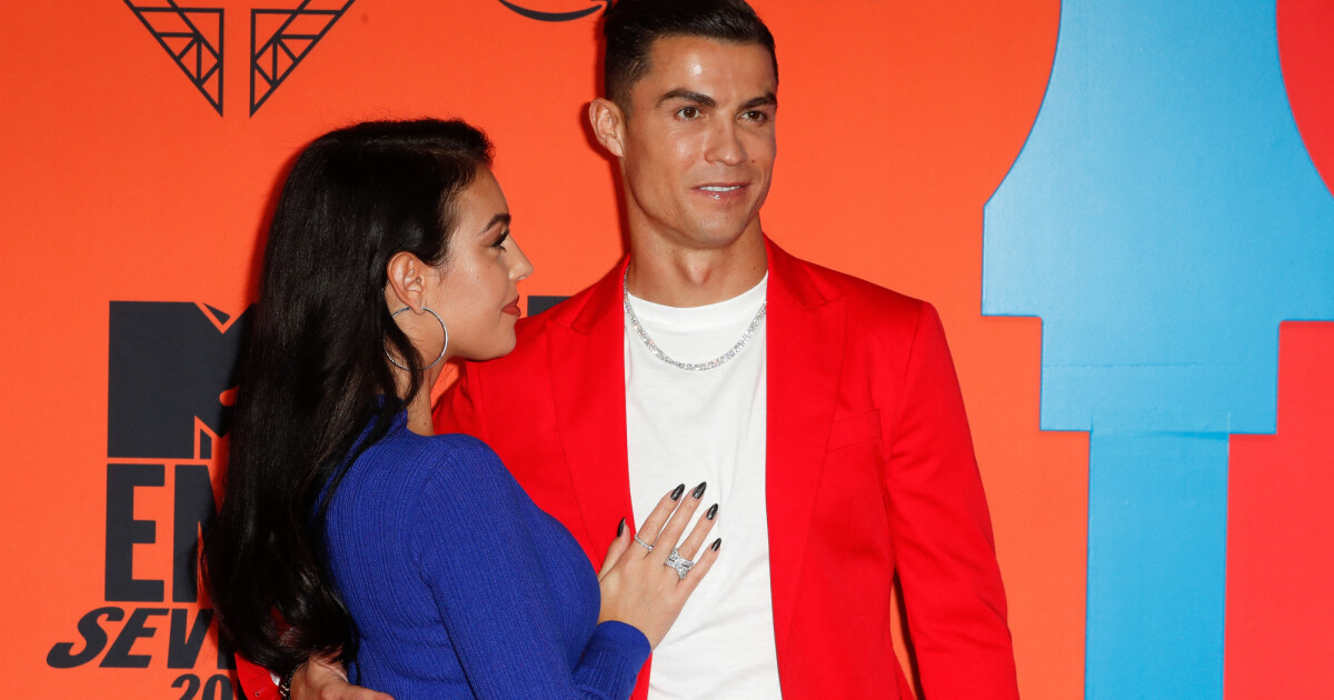 Cristiano Ronaldo Fête Ses 37 Ans énorme Cadeau De Georgina Et Un Gâteau Cible De Moqueries