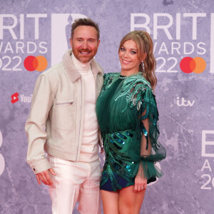 David Guetta et la chanteuse Becky Hill au photocall de la cérémonie des Brit Awards 2022 à l'O2 Arena à Londres le 8 février 2022.