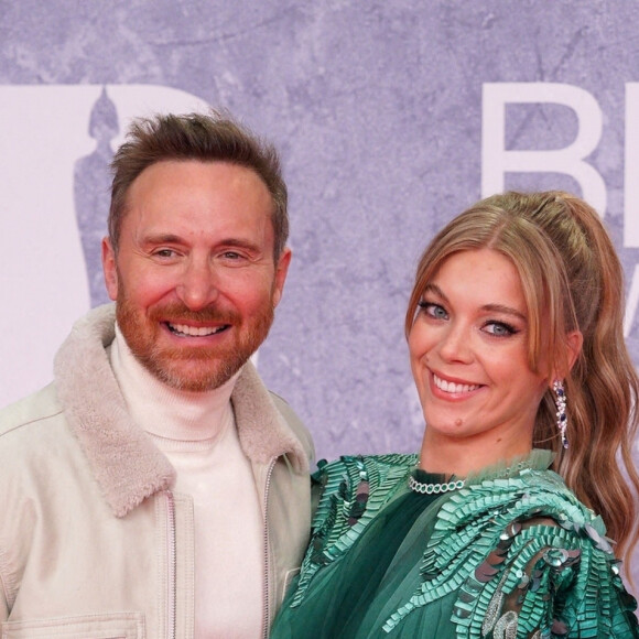 David Guetta et la chanteuse Becky Hill au photocall de la cérémonie des Brit Awards 2022 à l'O2 Arena à Londres le 8 février 2022.