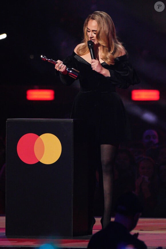 La chanteuse Adele a remporté les prix de Meilleur album britannique (pour 30), Chanson britannique de l'année (pour Easy On Me) et Artiste britannique de l'année aux BRIT Awards 2022, à l'O2. Londres, le 8 février 2022.