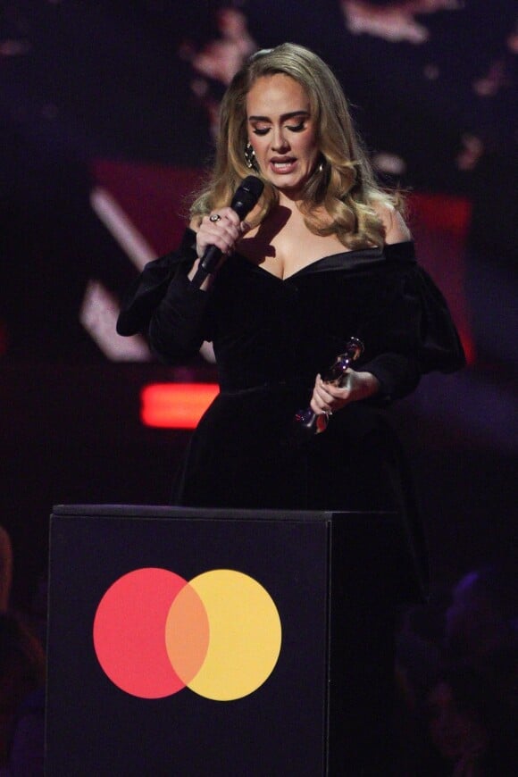 La chanteuse Adele a remporté les prix de Meilleur album britannique (pour 30), Chanson britannique de l'année (pour Easy On Me) et Artiste britannique de l'année aux BRIT Awards 2022, à l'O2. Londres, le 8 février 2022.