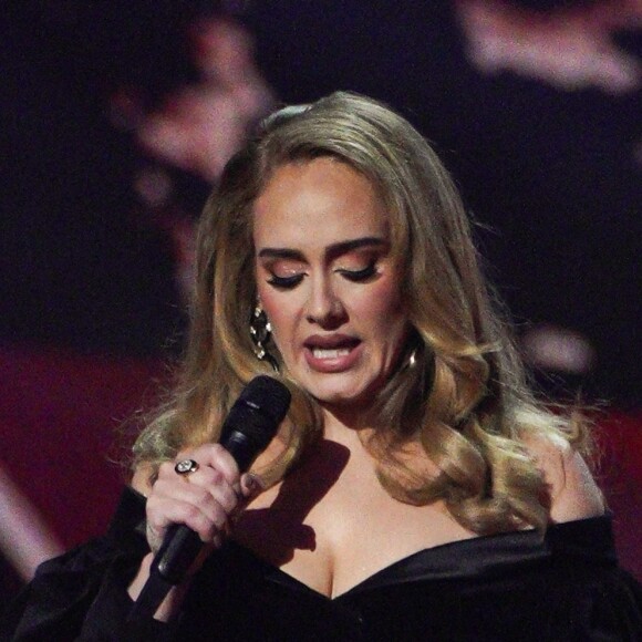La chanteuse Adele a remporté les prix de Meilleur album britannique (pour 30), Chanson britannique de l'année (pour Easy On Me) et Artiste britannique de l'année aux BRIT Awards 2022, à l'O2. Londres, le 8 février 2022.