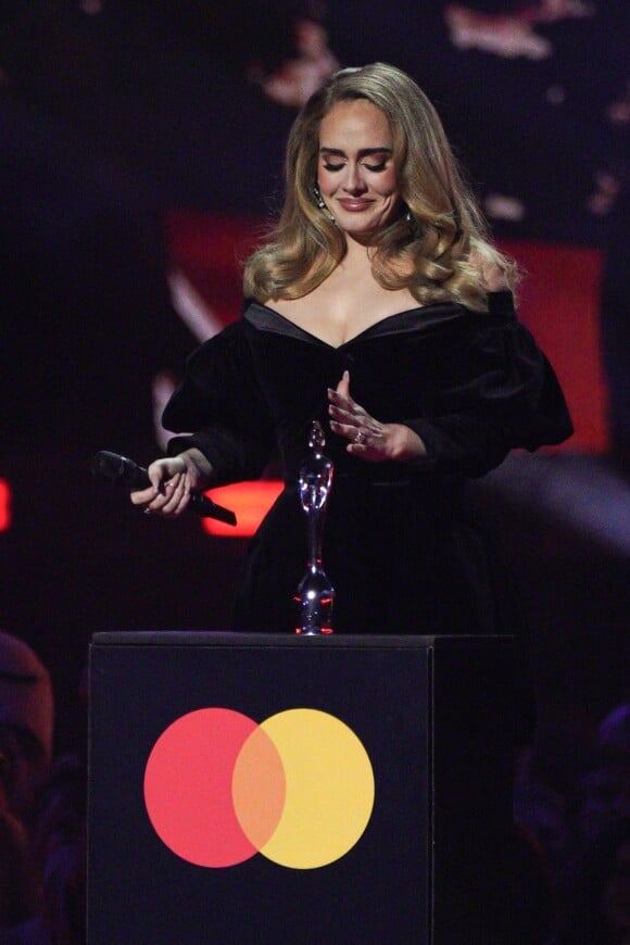 La chanteuse Adele a remporté les prix de Meilleur album britannique (pour 30), Chanson britannique de l'année (pour Easy On Me) et Artiste britannique de l'année aux BRIT Awards 2022, à l'O2. Londres, le 8 février 2022.