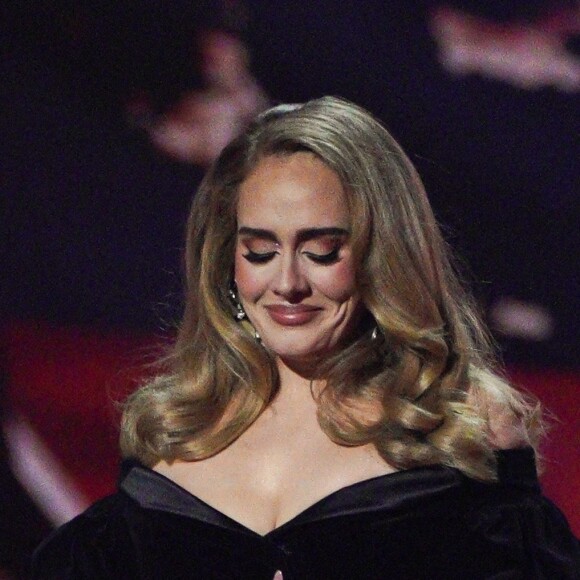 La chanteuse Adele a remporté les prix de Meilleur album britannique (pour 30), Chanson britannique de l'année (pour Easy On Me) et Artiste britannique de l'année aux BRIT Awards 2022, à l'O2. Londres, le 8 février 2022.