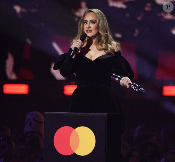 La chanteuse Adele a remporté les prix de Meilleur album britannique (pour 30), Chanson britannique de l'année (pour Easy On Me) et Artiste britannique de l'année aux BRIT Awards 2022, à l'O2. Londres, le 8 février 2022.