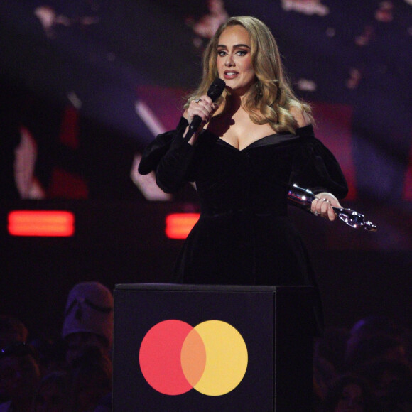 La chanteuse Adele a remporté les prix de Meilleur album britannique (pour 30), Chanson britannique de l'année (pour Easy On Me) et Artiste britannique de l'année aux BRIT Awards 2022, à l'O2. Londres, le 8 février 2022.
