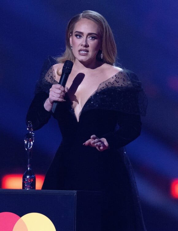 La chanteuse Adele a remporté les prix de Meilleur album britannique (pour 30), Chanson britannique de l'année (pour Easy On Me) et Artiste britannique de l'année aux BRIT Awards 2022, à l'O2. Londres, le 8 février 2022.