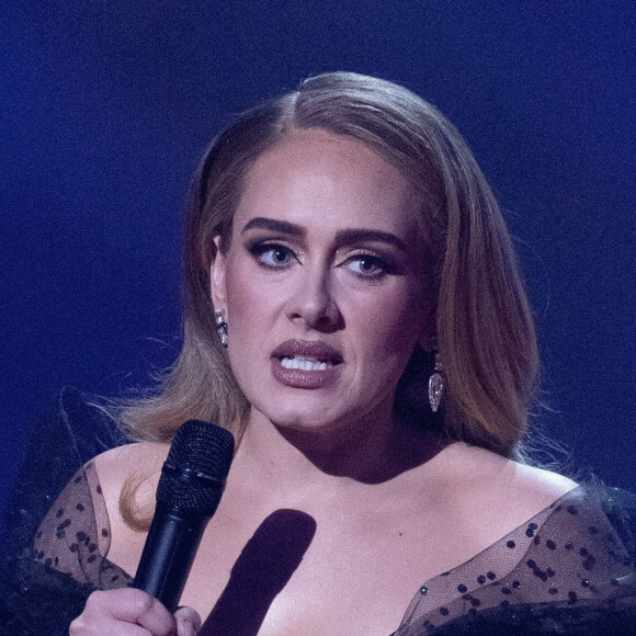 La chanteuse Adele a remporté les prix de Meilleur album britannique (pour 30), Chanson britannique de l'année (pour Easy On Me) et Artiste britannique de l'année aux BRIT Awards 2022, à l'O2. Londres, le 8 février 2022.