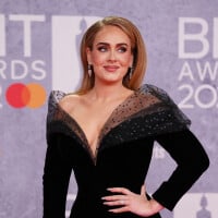 Adele somptueuse pour son grand retour sur tapis rouge... avec une énorme bague, de fiançailles ?