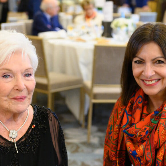 Line Renaud et Anne Hidalgo, maire de Paris - Dîner annuel du Conseil de Coordination des organisations Arméniennes de France (CCAF) à L'Hôtel du Collectionneur à Paris le 8 février 2022