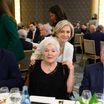 Line Renaud radieuse et chouchoutée par deux candidates à la présidentielle