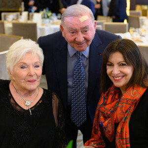 Line Renaud, Levon Sayan et Anne Hidalgo, maire de Paris - Dîner annuel du Conseil de Coordination des organisations Arméniennes de France (CCAF) à L'Hôtel du Collectionneur à Paris le 8 février 2022