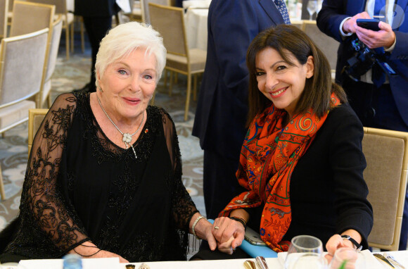 Line Renaud et Anne Hidalgo, maire de Paris - Dîner annuel du Conseil de Coordination des organisations Arméniennes de France (CCAF) à L'Hôtel du Collectionneur à Paris le 8 février 2022