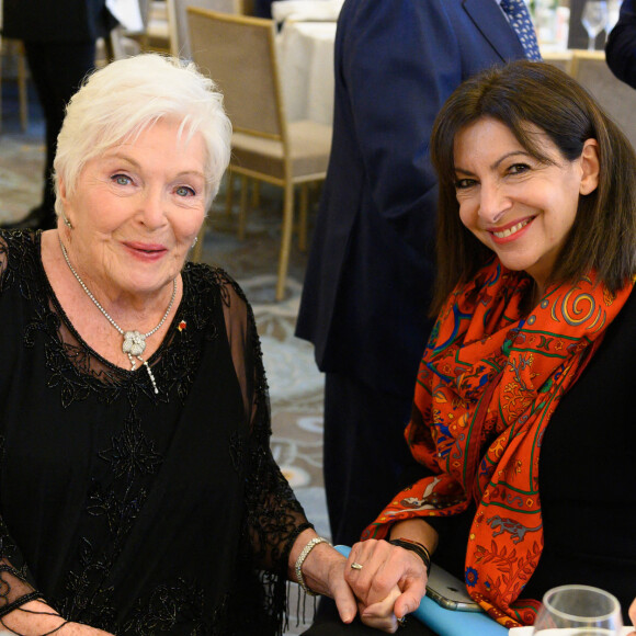 Line Renaud et Anne Hidalgo, maire de Paris - Dîner annuel du Conseil de Coordination des organisations Arméniennes de France (CCAF) à L'Hôtel du Collectionneur à Paris le 8 février 2022