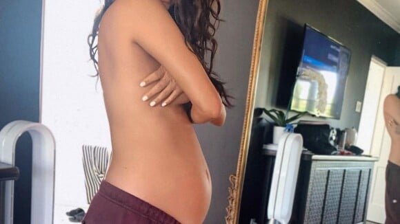 Shay Mitchell enceinte : l'actrice dévoile son astuce pour cacher son ventre déjà rond