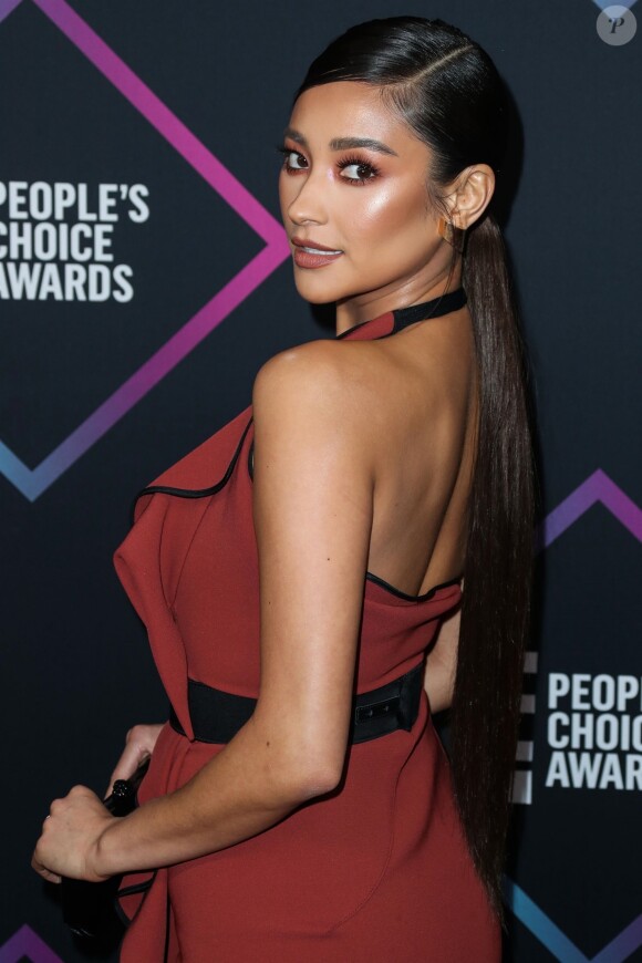 Shay Mitchell - Les célébrités posent lors du photocall de la soirée "People's Choice Awards" à Santa Monica le 11 novembre 2018.