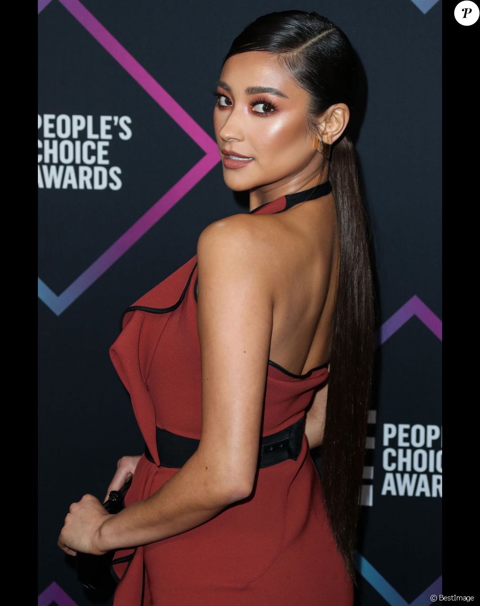 Shay Mitchell - Les célébrités posent lors du photocall de la soirée "People's Choice Awards" à Santa Monica le 11 novembre 2018.