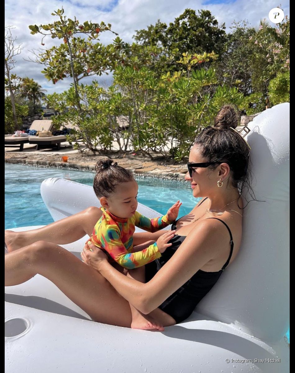 Shay Mitchell et sa fille Atlas. Décembre 2021.
