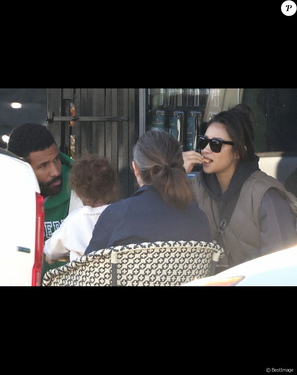 Exclusif - Shay Mitchell avec son compagnon Matte Babel et leur fille Atlas, déjeunent en terrasse à Silver Lake. Los Angeles, le 30 janvier 2022. Merci de flouter le visage des enfants avant publication