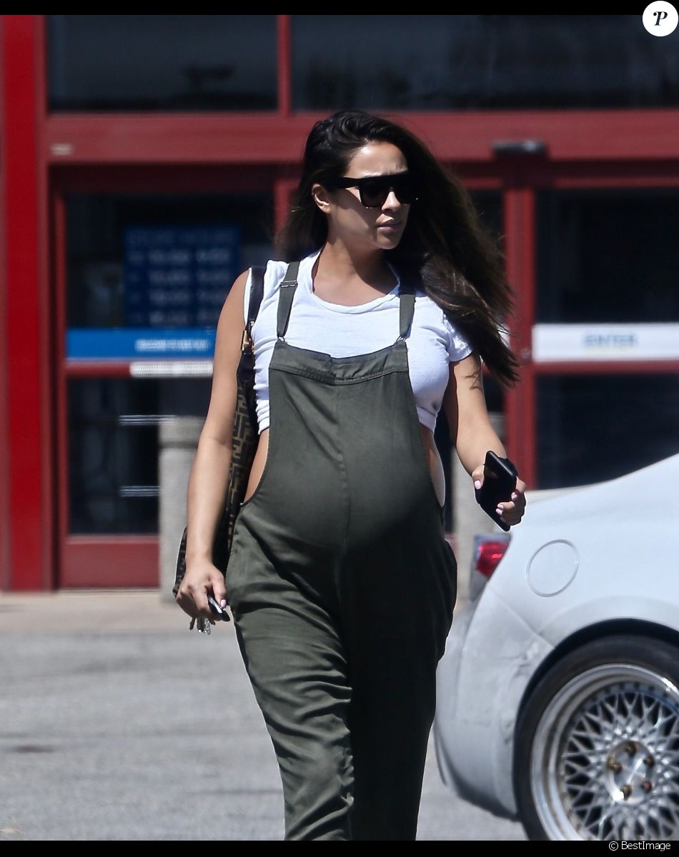Shay Mitchell (enceinte) et son mari Matte Babel vont faire du shopping chez Best Buy à Los Angeles, Californie, Etats-Unis, le 14 septembre 2019.