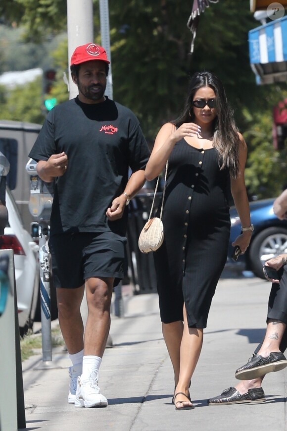 Exclusif - Shay Mitchell, enceinte, et son compagnon Matte Babel ont été aperçus dans les rues de Los Feliz. Le couple attend son premier enfant, le 24 août 2019.