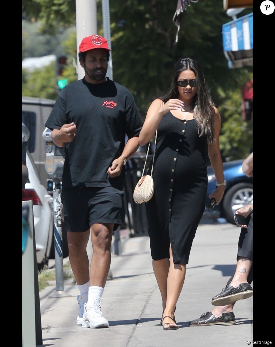 Exclusif - Shay Mitchell, enceinte, et son compagnon Matte Babel ont été aperçus dans les rues de Los Feliz. Le couple attend son premier enfant, le 24 août 2019.