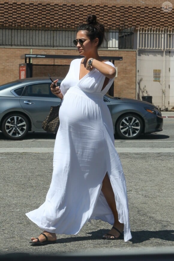 Shay Mitchell, enceinte, se rend dans un salon de manucure à Los Angeles, le 16 août 2019.