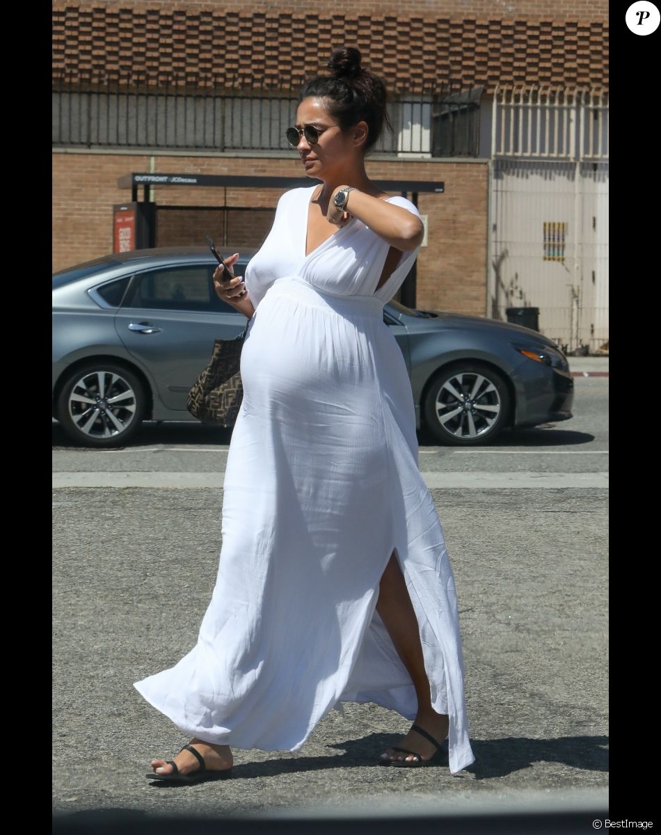 Shay Mitchell, enceinte, se rend dans un salon de manucure à Los Angeles, le 16 août 2019.