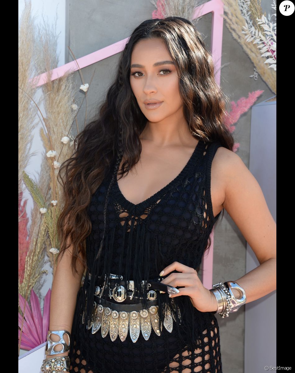 Shay Mitchell au photocall de la soirée Revolvefestival lors festival de musique et d'arts de la vallée de Coachella dans le désert à La Quinta le 13 avril 2019.