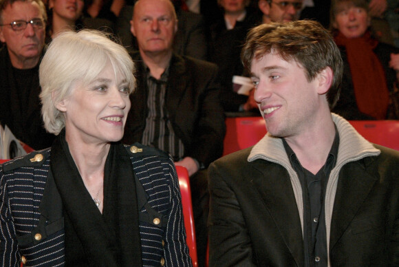 En France, à Paris, lors des 20ème Victoires de la musique en 2005 au Zénith, Françoise Hardy et son fils Thomas Dutronc