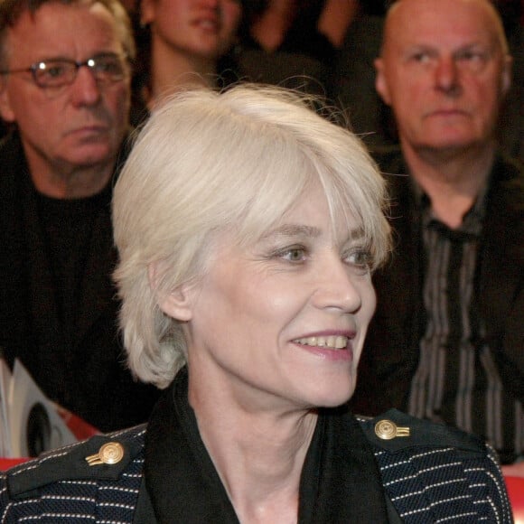 En France, à Paris, lors des 20ème Victoires de la musique en 2005 au Zénith, Françoise Hardy et son fils Thomas Dutronc