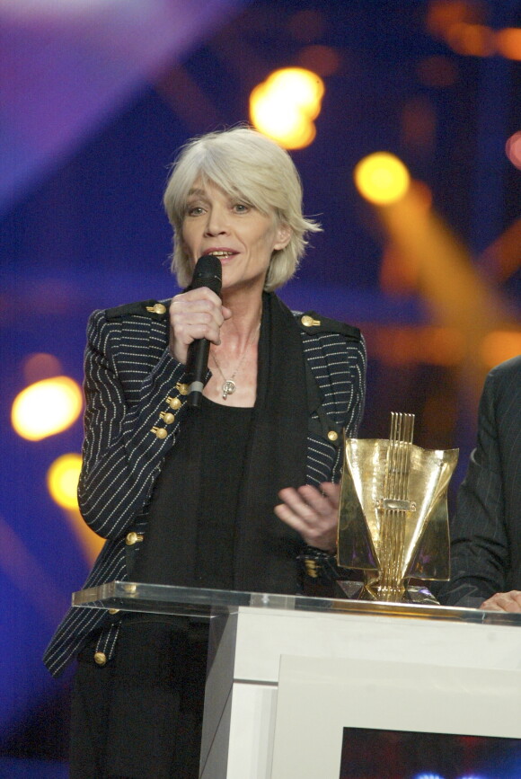 En France, à Paris, lors des 20ème Victoires de la musique en 2005 au Zénith, Françoise Hardy