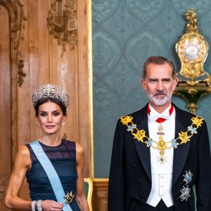Le roi Felipe VI et la reine Letizia d'Espagne assistent au dîner de gala donné en leur honneur par le roi Carl XVI Gustav et la reine Silvia de Suède au palais royal à Stockholm, le 24 novembre 2021.