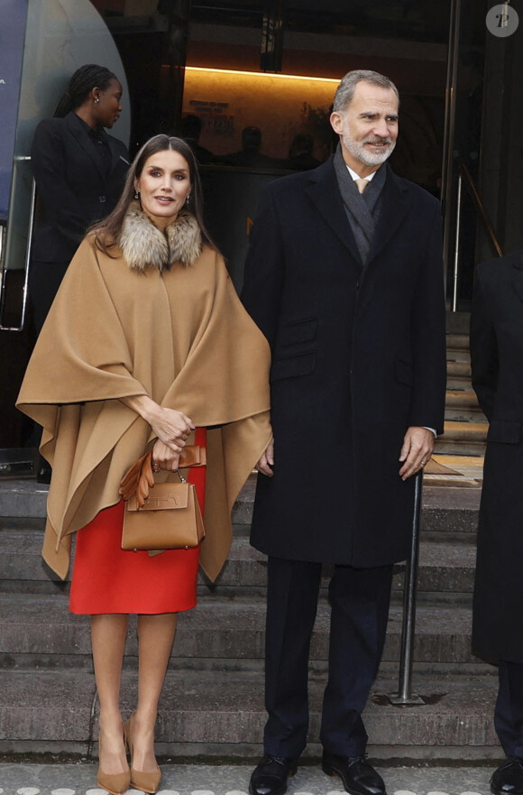Le roi Felipe VI et la reine Letizia d'Espagne, Le roi Carl XVI Gustav et la reine Silvia de Suède vont au musée Nobel à Stockholm et visiter son exposition "Synapsis", en traversant le marché de Noël. Le couple royal espagnol est en visite d'Etat de deux jours en Suède. Le 24 novembre 2021. 