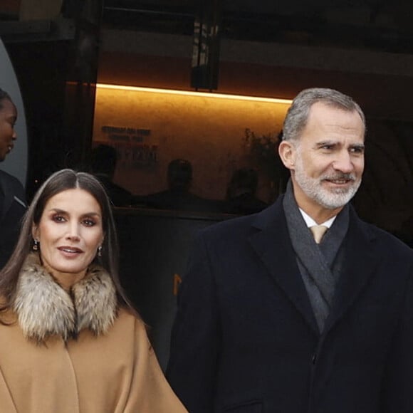 Le roi Felipe VI et la reine Letizia d'Espagne, Le roi Carl XVI Gustav et la reine Silvia de Suède vont au musée Nobel à Stockholm et visiter son exposition "Synapsis", en traversant le marché de Noël. Le couple royal espagnol est en visite d'Etat de deux jours en Suède. Le 24 novembre 2021. 
