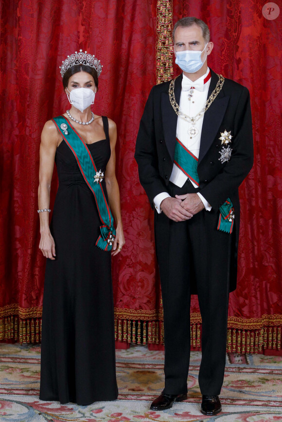 Le roi Felipe VI et la reine Letizia d'Espagne, reçoivent Sergio Mattarella, président de la République italienne et sa femme Laura, pour un dîner de gala au Palais Royal à Madrid, le 16 novembre 2021. 