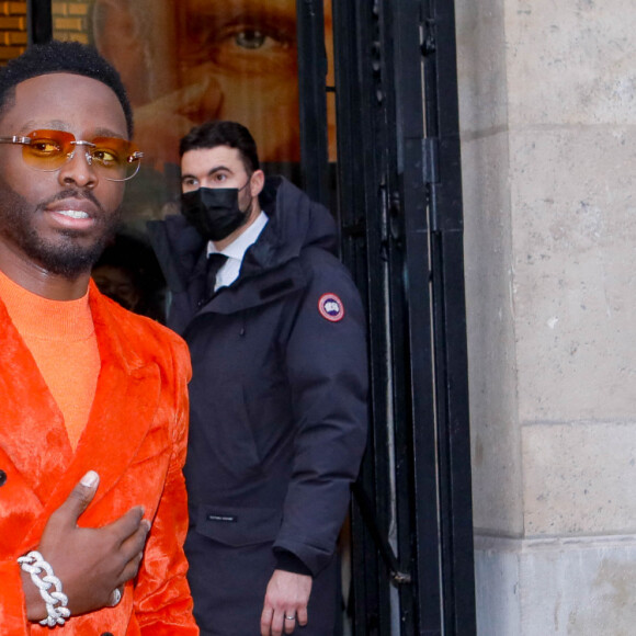 Dadju à la sortie du défilé Gaultier Haute-Couture Printemps/Eté 2022 dans le cadre de la Fashion Week de Paris, France, le 26 janvier 2022. © Veeren-Clovis/Bestimage 