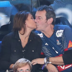 Jean-Luc Reichmann embrasse sa compagne Nathalie lors du match de finale du mondial de handball, France - Norvège à l'AccorHotels Arena à Paris, France, le 29 janvier 2017. © Cyril Moreau/Bestimage