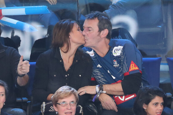 Jean-Luc Reichmann embrasse sa compagne Nathalie lors du match de finale du mondial de handball, France - Norvège à l'AccorHotels Arena à Paris, France, le 29 janvier 2017. © Cyril Moreau/Bestimage