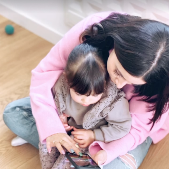 Annily et Maggy, les deux filles d'Alizée, partagent un moment de complicité. Story Instagram du 10 février 2022.