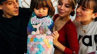 Alizée : Maman émue devant ses deux filles Annily et Maggy, soeurs complices
