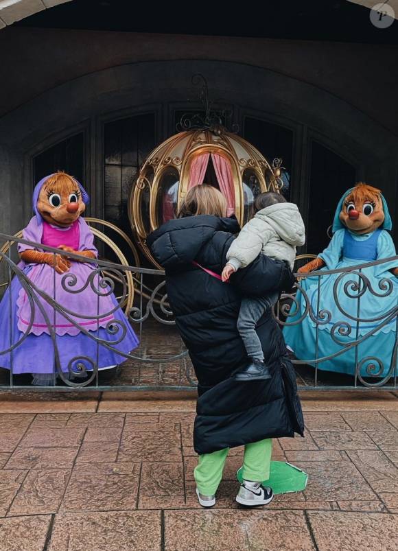 Annily et Maggy, les deux filles de la chanteuse Alizée, en week-end à Disneyland. Décembre 2021.