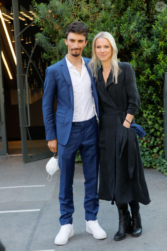 Exclusif - les coureurs cyclistes Julian Alaphilippe et sa compagne Marion Rousse - Arrivées de l'émission "Vivement Dimanche" au Studio Gabriel à Paris, France, le 14 octobre 2021. © Christophe Clovis / Bestimage